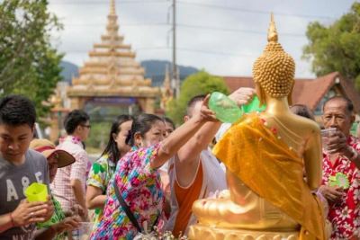 worship Buddha songkran